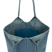 Naložite sliko v pregledovalnik galerije, Torbica v temno modri barvi